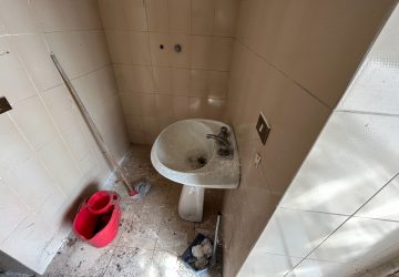 "Malvenuti" al cimitero di Trepunti, tra degrado e feretri in "lista d'attesa"