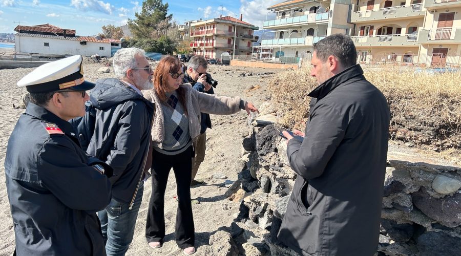Postazioni belliche di Fondachello: sopralluogo del Sindaco con Soprintendenza e Guardia Costiera