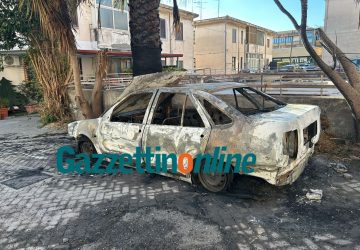 Giarre,  a fuoco auto nel cortile degli alloggi popolari di corso Sicilia