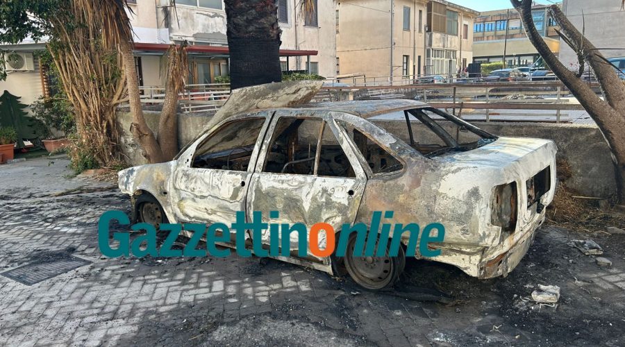 Giarre,  a fuoco auto nel cortile degli alloggi popolari di corso Sicilia