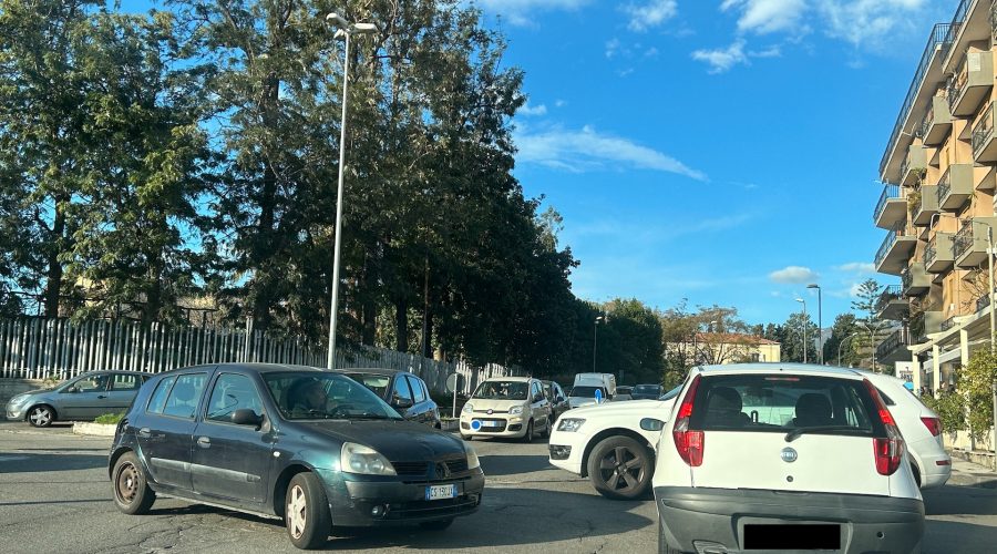 Giarre, traffico a rilento davanti alle scuole. Soffre il trasporto scolastico