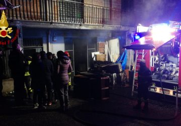 Paura a Randazzo: a fuoco deposito di mobili