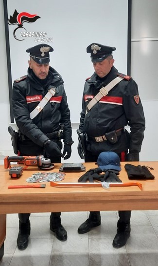 Fuggono a folle velocit&agrave; per sfuggire ai Carabinieri