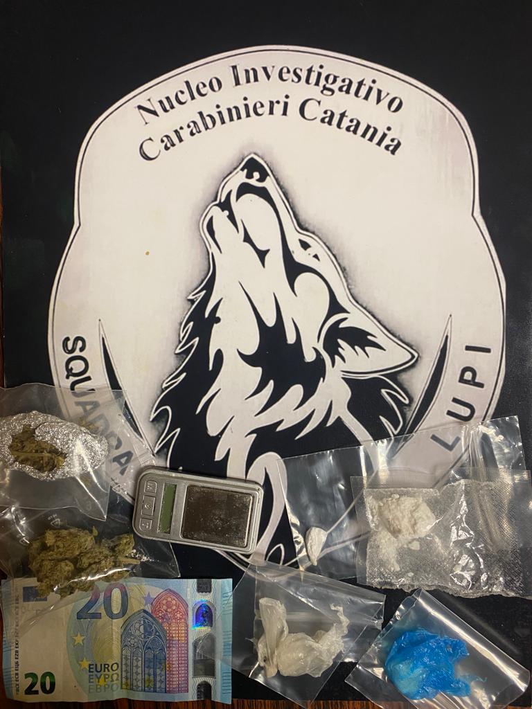 Droga nel comodino e nella caffettiera: pusher 23enne arrestato