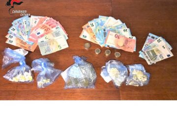 Tentano di fuggire con la droga in mano: 4 spacciatori arrestati