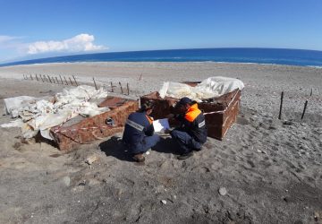 Manufatti abusivi in spiaggia a Fondachello: Guardia costiera sequestra area di 2mila mq