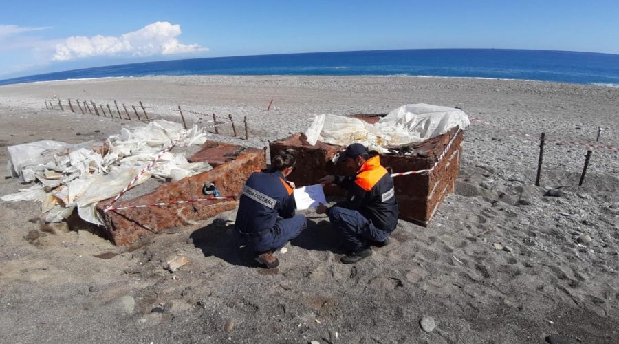 Manufatti abusivi in spiaggia a Fondachello: Guardia costiera sequestra area di 2mila mq