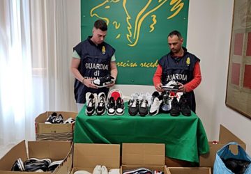 Sequestrate dalla GdF 300 calzature marchiate con loghi contraffatti