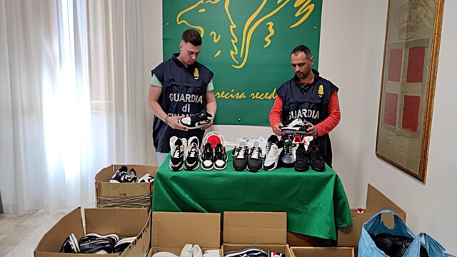Sequestrate dalla GdF 300 calzature marchiate con loghi contraffatti
