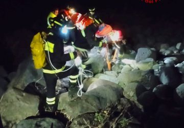 I Vigili del Fuoco soccorrono una turista tedesca ad Acireale