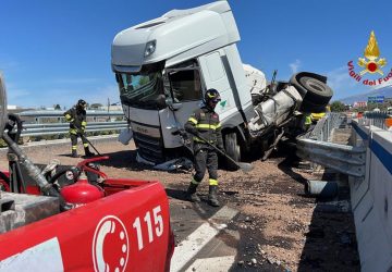 Tangenziale di Catania, in collisione due mezzi pesanti