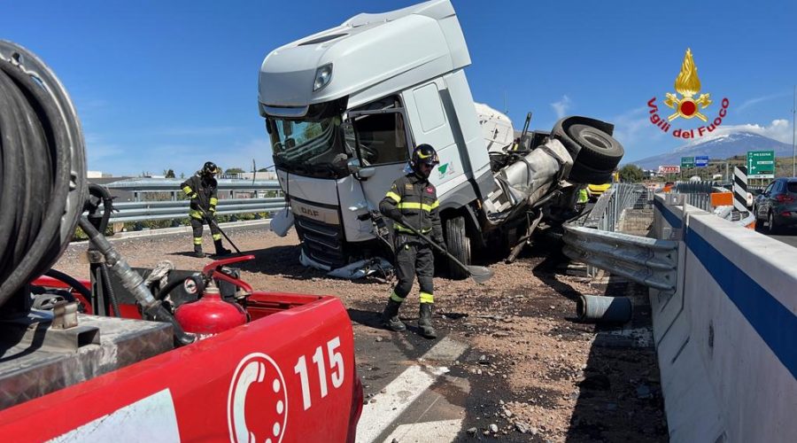 Tangenziale di Catania, in collisione due mezzi pesanti