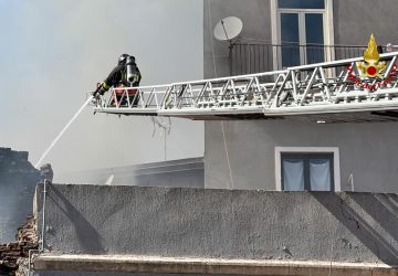 Catania, a fuoco un appartamento in via Castiglione