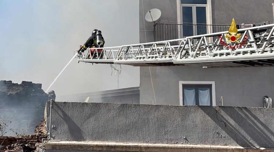 Catania, a fuoco un appartamento in via Castiglione