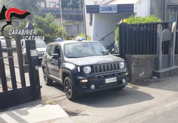 Colti sul fatto mentre rubano un ponteggio per lavori edili: arrestati
