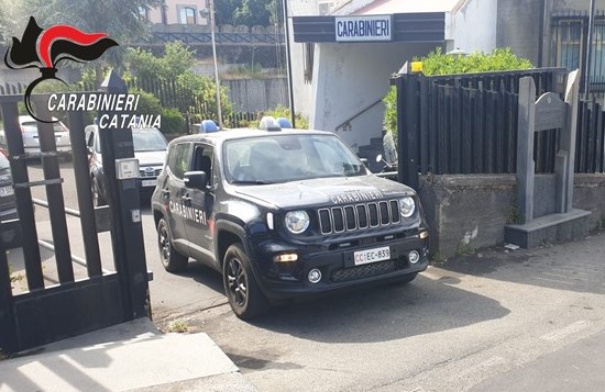 Colti sul fatto mentre rubano un ponteggio per lavori edili: arrestati