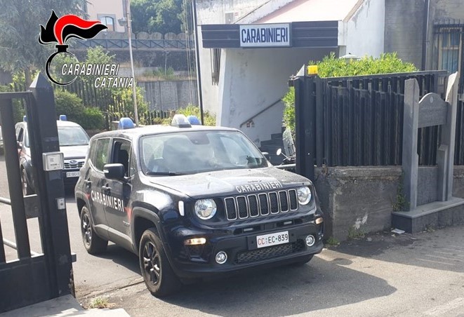 Violenta, sequestra, perseguita e maltratta la compagna in presenza della figlia minorenne. Arrestato