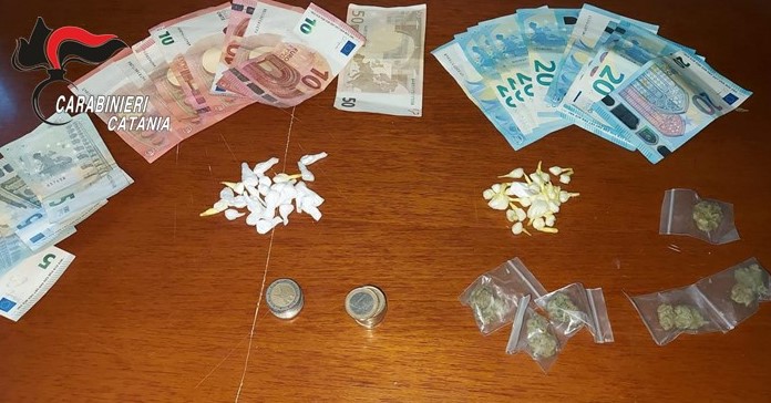 Non si fidano della vedetta e vengono arrestati con la droga