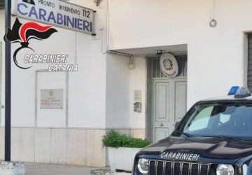 Minaccia e picchia la compagna e per vendetta pubblica un loro video "hot" sui social: arrestato 55enne