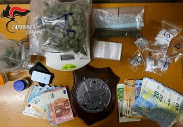 Vende droga davanti la scuola: arrestato 17enne