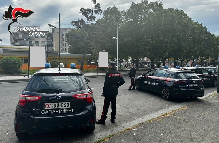 “Piazza pulita”: controlli a raffica dei Carabinieri e Polizia Locale per gli abusivi in piazza Risorgimento