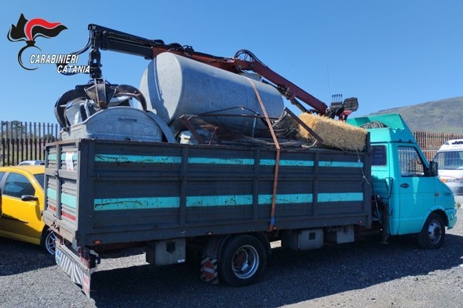 Beccati a Randazzo mentre trasportavano rifiuti non conformi: denunciati in due