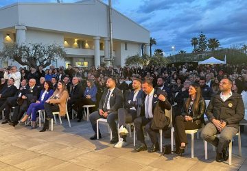 Riposto, bagno di folla per Davide Vasta alla presentazione di squadra e programma. Il 23 aprile comizio con Cateno De Luca.