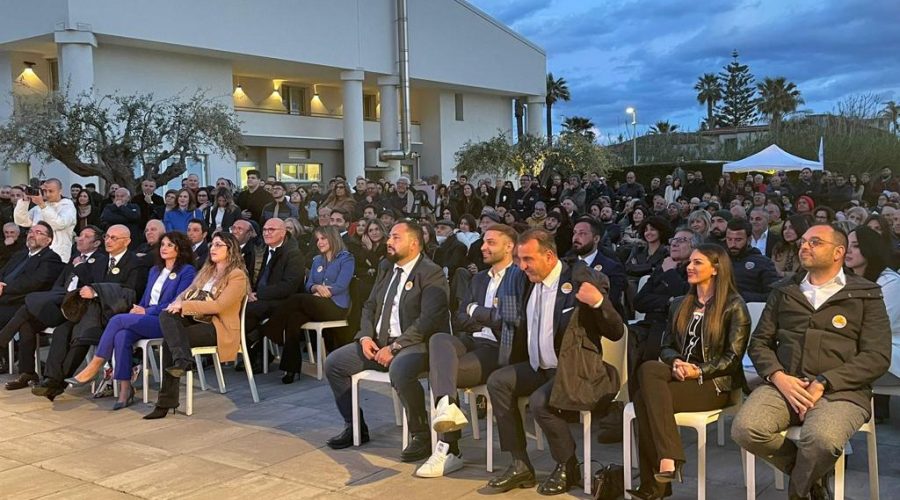 Riposto, bagno di folla per Davide Vasta alla presentazione di squadra e programma. Il 23 aprile comizio con Cateno De Luca.