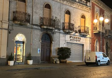 Giarre, drammatica tentata rapina alla gioielleria D'Ambra. Ferito il titolare del negozio