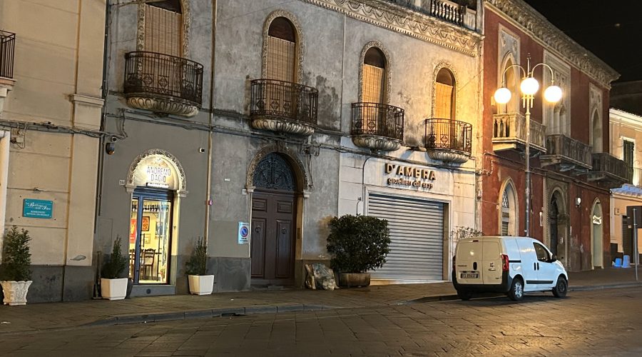 Giarre, drammatica tentata rapina alla gioielleria D’Ambra. Ferito il titolare del negozio