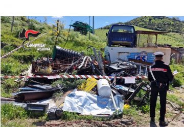 Cartelloni stradali e rifiuti speciali in una discarica abusiva: quattro persone denunciate