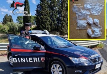 Fermato dai Carabinieri con la droga negli slip