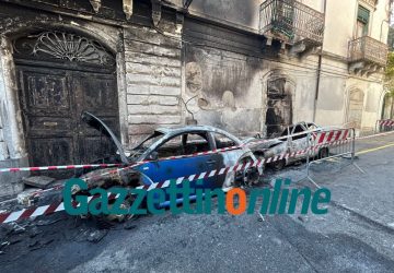 Riposto, duplice incendio auto nella notte in via Libert&agrave;. Danni ad una palazzina