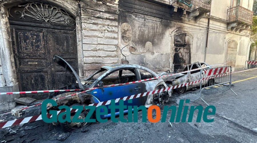 Riposto, duplice incendio auto nella notte in via Libertà. Danni ad una palazzina