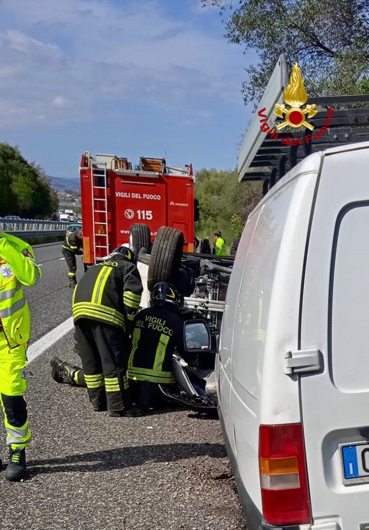 A18, incidente tra Acireale e Giarre. Intervento dei Vigili del fuoco