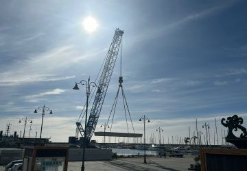 Riposto, rimossi i pontili dismessi del primo bacino e caricati sulla chiatta