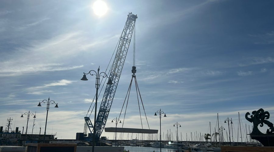 Riposto, rimossi i pontili dismessi del primo bacino e caricati sulla chiatta