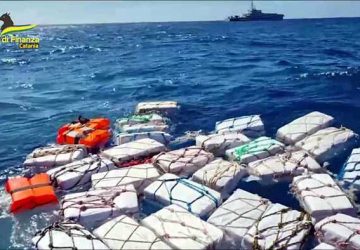 Rinvenuti in mare e sequestrati 2.000 kg di cocaina
