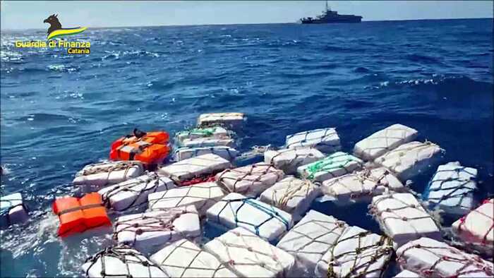 Rinvenuti in mare e sequestrati 2.000 kg di cocaina