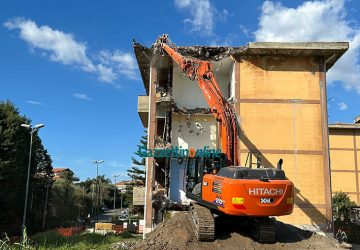 Giarre, alloggi Rovettazzo: iniziata la demolizione della palazzina C