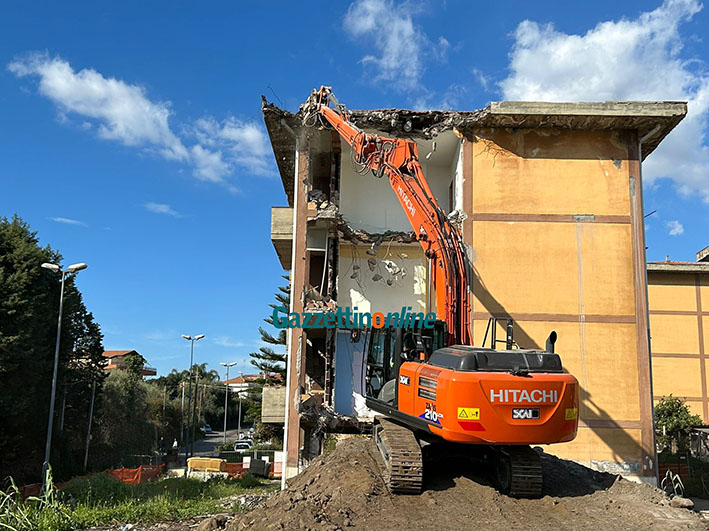 Giarre, alloggi Rovettazzo: iniziata la demolizione della palazzina C
