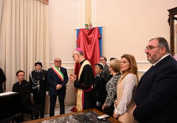 Riposto, svelato il nuovo Gonfalone. Inaugurata in municipio la galleria dei sindaci