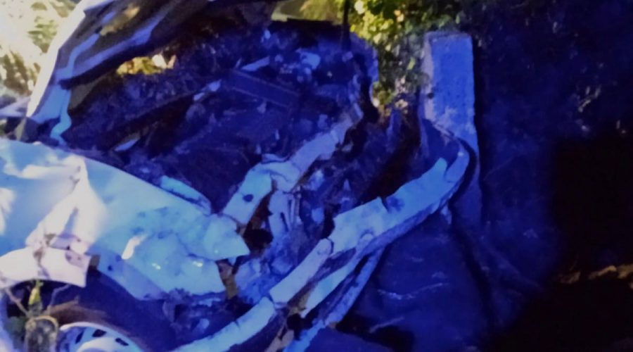 Auto in bilico dopo avere sfondato un muro. Intervento dei Vvff