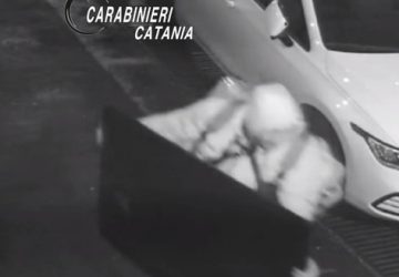 Scassina la porta un&rsquo;abitazione per saccheggiarla. Arrestato dai Carabinieri
