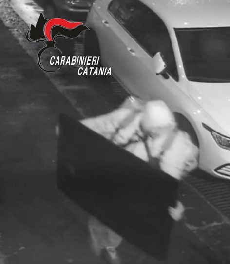 Scassina la porta un’abitazione per saccheggiarla. Arrestato dai Carabinieri
