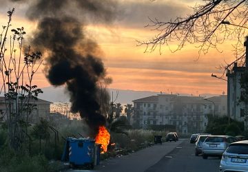 Giarre, incendio rifiuti in via Romagna