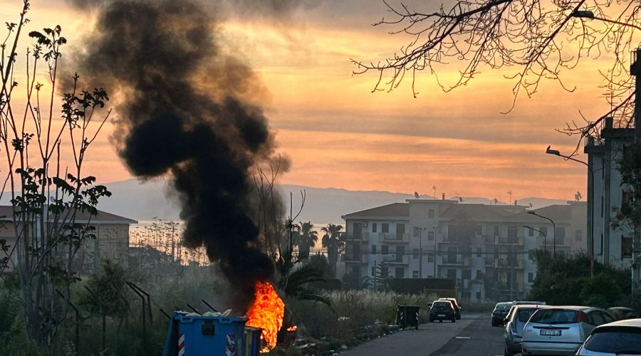 Giarre, incendio rifiuti in via Romagna