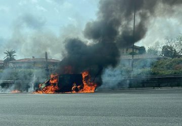 Giarre, a fuoco furgone allo svincolo autostradale
