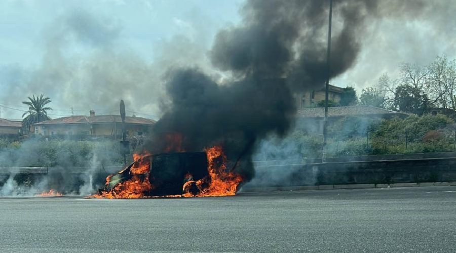 Giarre, a fuoco furgone allo svincolo autostradale