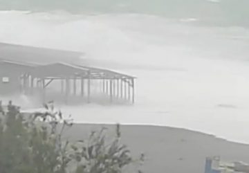 Mareggiata a Fondachello: stabilimenti balneari distrutti. Stop all'avvio della stagione balneare